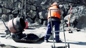 Триває ремонт підпірної стінки на Замковому узвозі