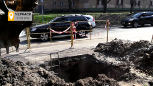 На розі вул. Надпільної та Пастерівської черкаські комунальники шукають порив теплотраси. На місці працює спецтехніка