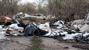 Стихійне звалище, яке ніколи не зникає. Локація — між вулицями Олени Теліги та Десантників у Черкасах (фото, відео)