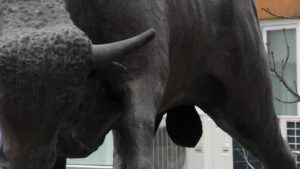 Великодній стріт-арт по-черкаськи: хто щороку прикрашав яйця бика і чому це було важливо