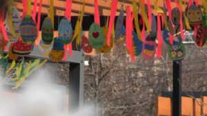 У Черкасах прикрасили сквер Юність до Великодня (фото, відео)