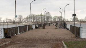 Аварійний пірс у Черкасах: інженеру склали протокол, а на вході з’явився малопомітний напис про заборону входу