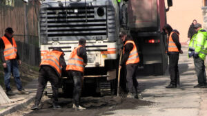У Черкасах ремонтують дороги навіть під час повітряних тривог
