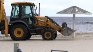 Черкаські пляжі комунальники готують до сезону