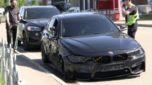 На перехресті Г. Дніпра та Б.Хмельницького у Черкасах BMW виїхав при обгоні на зустрічну, спричинив ДТП і втік із місця події. Постраждалий — водій таксі — потребував медичної допомоги