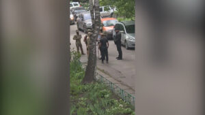 У Черкасах стався конфлікт між місцевими жителями, людьми у балаклавах та поліцією під час перевірки військово-облікових документів
