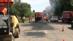 У Черкасах комунальники КП ЧЕЛУАШ ремонтують дорогу по вулиці Надпільній