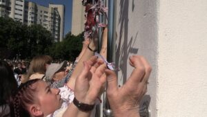 У Всесвітній День вишиванки черкасці долучилися до всеукраїнської акції «Вишита стрічка пам’яті», що об’єднала близьких полеглих Захисників і Захисниць