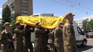 У Черкасах попрощалися з начальником медичної служби полку «Азов» Олександром Крохмалюком, якого російські військові закатували в полоні
