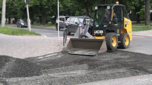 Комунальники взялися за ремонт дороги по Пастерівській від булв. Шевченка до вул. Гоголя