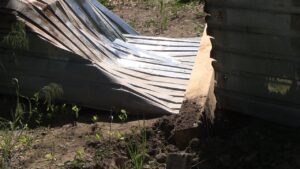 На третьому міському кладовищі невідомі зруйнували частину паркану, яким була огороджена скандальна земельна ділянка, продана Руськополянською сільрадою приватному підприємцю за заниженою ціною