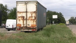 Не кидайте вантажівки й причепи на узбіччях — їх утилізують коштом власника