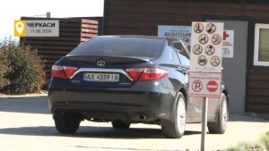 Автомобіль Toyota з харківськими номерами припаркувався просто на пішохідній зоні пляжу «Казбетський»