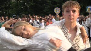 Сльози, усмішки й прощання зі школою: майже 2000 випускників пройшли центральними вулицями Черкас у «Марші Подяки – 2026»