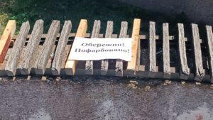 Ремонт чи халтура? Ремонт лавок біля Палацу молоді викликав запитання до якості робіт