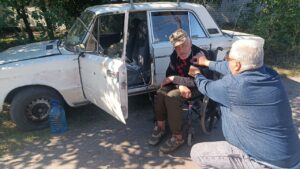 Байдужість чи злочин? У Черкасах тяжкохворого чоловіка, який пересувається в інвалідному візку, виставили з геріартричного пансіонату й покинули напризволяще