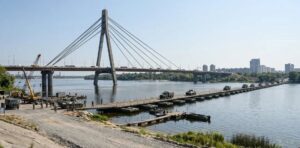 Щоб чиновники підняли дупи, треба влучити в міст